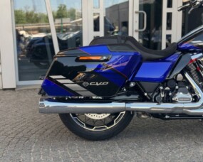 2026 Harley-Davidson® CVO™ Road Glide™ Blue Streak thumb 1