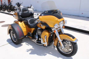 2023 Harley-Davidson Tri Glide Ultra FLHTCUTG thumb 2