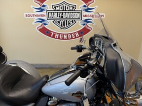 2023 Harley-Davidson® Tri Glide® Ultra Atlas Silver Metallic thumb 3