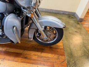 2023 Harley-Davidson® Tri Glide® Ultra Atlas Silver Metallic thumb 0