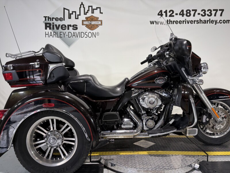 2011 Harley-Davidson® Tri Glide™ Ultra Classic® Two-Tone Merlot Sunglo/Vivid Black
