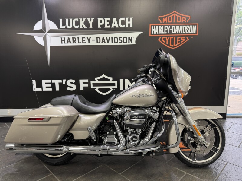 *PEACH PICK* 2018 Harley-Davidson® Street Glide® Silver Fortune