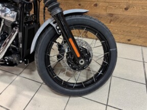 2026 Harley-Davidson® Street Bob® Dark Billiard Gray Chrome Laced Wheels FXBB thumb 1