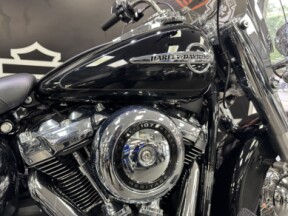 2020 Harley-Davidson® Heritage Classic 107 Vivid Black thumb 2
