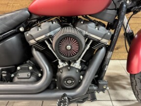 2019 Harley-Davidson® Street Bob® Wicked Red Denim  FXBB thumb 2