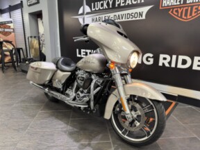 *PEACH PICK* 2018 Harley-Davidson® Street Glide® Silver Fortune thumb 3