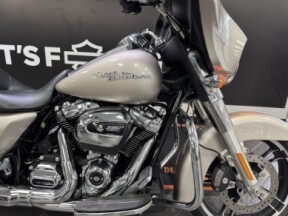 *PEACH PICK* 2018 Harley-Davidson® Street Glide® Silver Fortune thumb 2