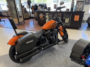 2024 Harley-Davidson® Street Bob® 114 Baja Orange thumb 2