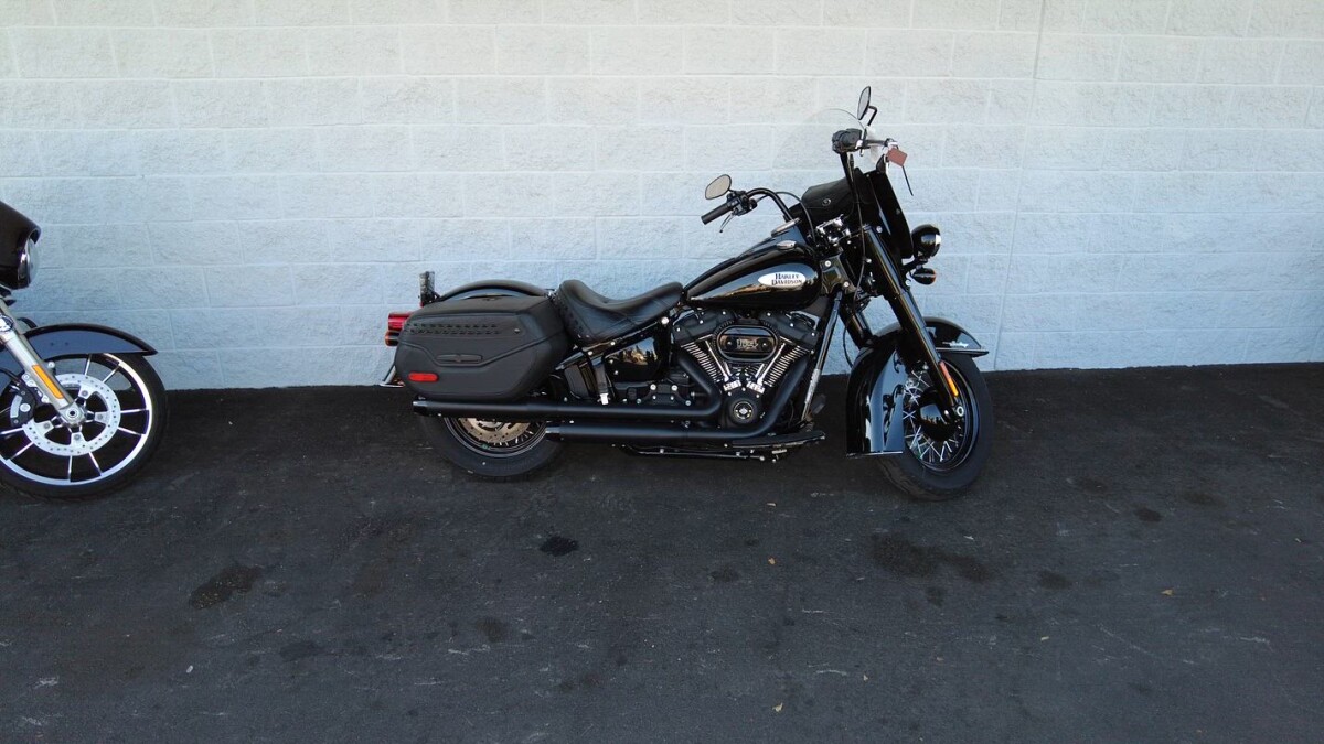 2023 Harley-Davidson® Heritage Classic Vivid Black | Riverside