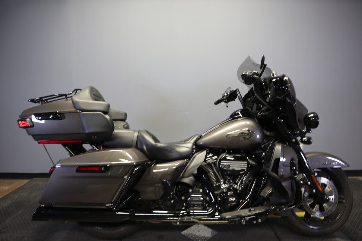 2023 Harley-Davidson® Ultra Limited Gray Haze - Black Finish