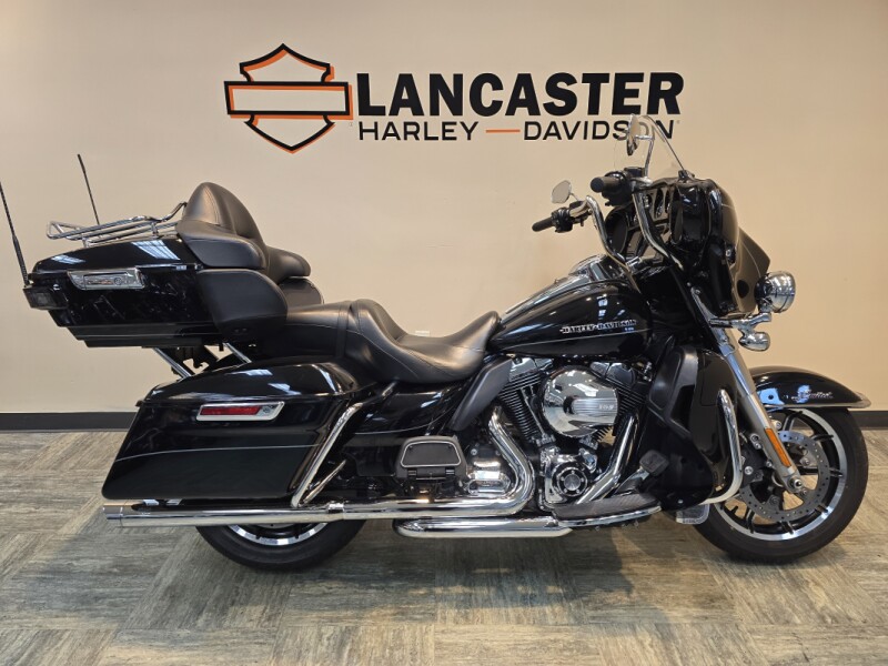 2016 Harley-Davidson® Ultra Limited Vivid Black FLHTK