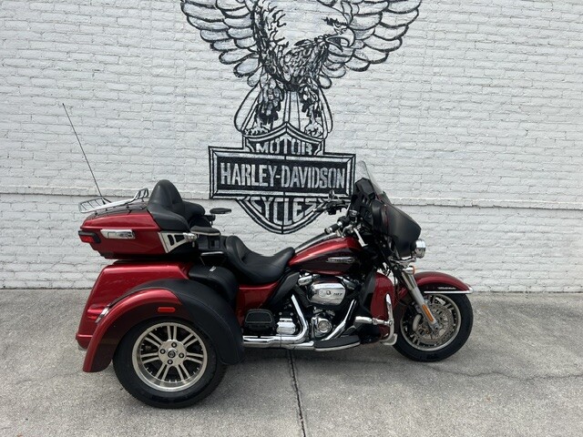 2018 Harley-Davidson® Tri Glide® Ultra WKDRED/TWTDCHRY W/PINSTRIPE