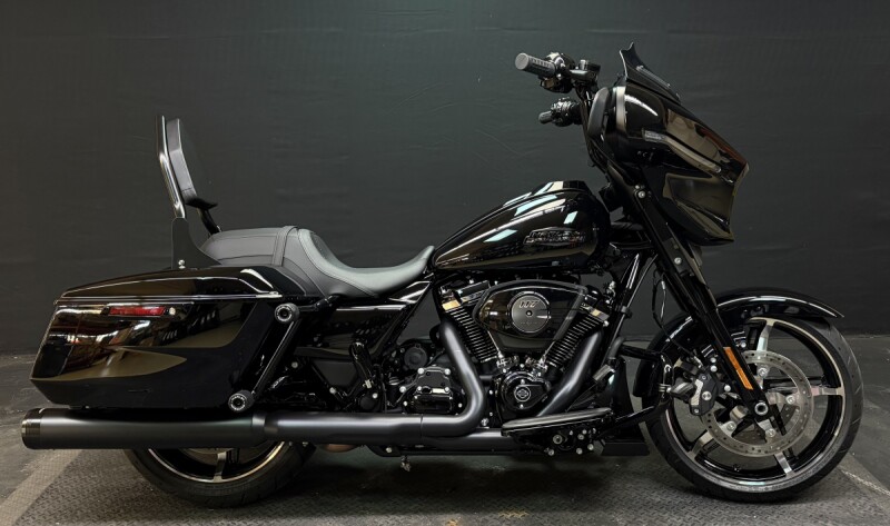 Harley-Davidson® Street Glide® 2024 FLHX Vivid Black - Black Finish