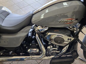 2026 Harley-Davidson® Road Glide® Dark Billiard Gray Chrome Trim thumb 3
