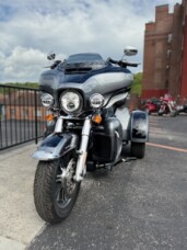 2022 Harley-Davidson® Tri Glide® Ultra FLHTCUTG thumb 1