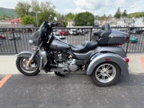 2022 Harley-Davidson® Tri Glide® Ultra FLHTCUTG thumb 0