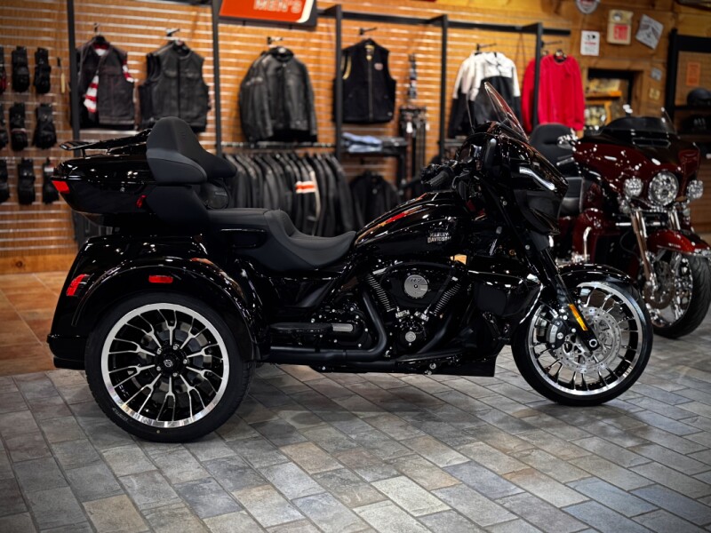 2026 Harley-Davidson® Street Glide 3 Limited Vivid Black Black Trim