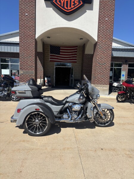 Harley-Davidson® Tri Glide® Ultra 2025 FLHTCUTG Billiard Gray