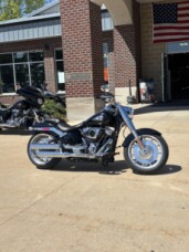 Harley-Davidson® Fat Boy® 2025 FLFB VIVID BLACK thumb 3