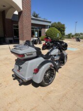 Harley-Davidson® Tri Glide® Ultra 2025 FLHTCUTG Billiard Gray thumb 2