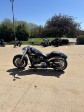 Harley-Davidson® Fat Boy® 2025 FLFB VIVID BLACK thumb 1