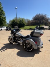 Harley-Davidson® Tri Glide® Ultra 2025 FLHTCUTG Billiard Gray thumb 1