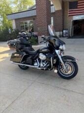 2012 Harley-Davidson® Electra Glide® Ultra Limited Vivid Black thumb 3