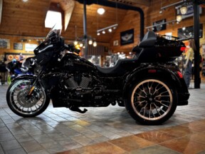 2026 Harley-Davidson® Street Glide 3 Limited Vivid Black Black Trim thumb 3