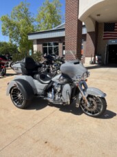 Harley-Davidson® Tri Glide® Ultra 2025 FLHTCUTG Billiard Gray thumb 3