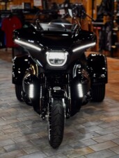 2026 Harley-Davidson® Street Glide 3 Limited Vivid Black Black Trim thumb 2