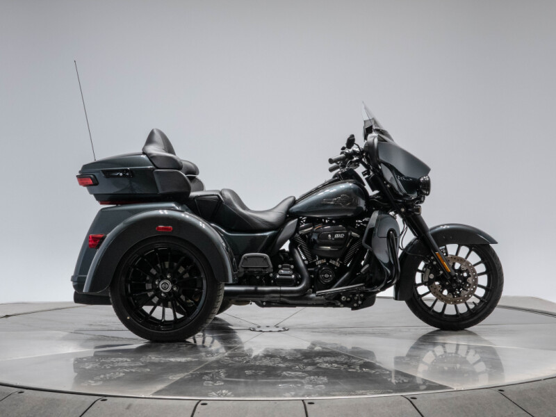 2025 HARLEY-DAVIDSON FLHTCUTG TRI GLIDE ULTRA in Iron Horse Metallic