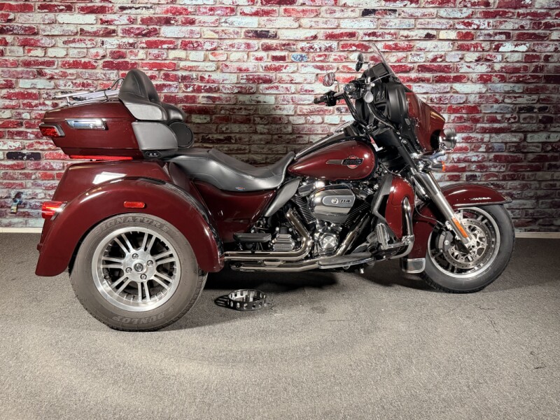 Harley-Davidson® Tri Glide® Ultra 2022 FLHTCUTG MIDNIGHT CRIMSON