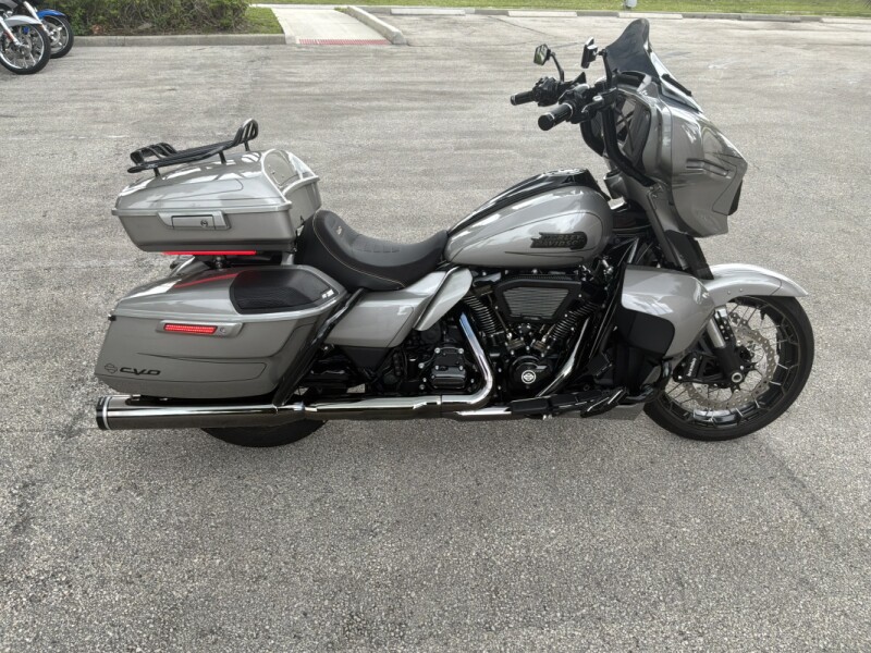 FLHXSE 2023 CVO™ Street Glide®