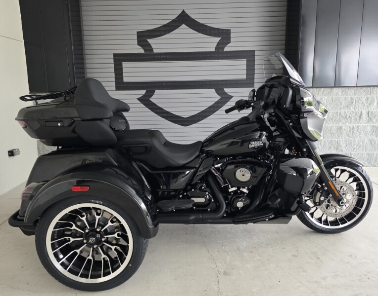 2026 Harley-Davidson® Street Glide 3 Limited Vivid Black Black Trim