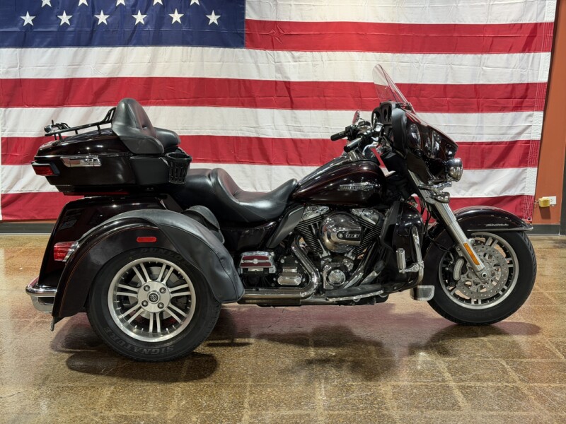 Harley-Davidson® Tri Glide® Ultra 2014 FLHTCUTG BLACKND CAYENNE W/ PINSTRIP
