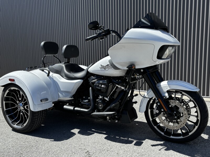 2025 Harley-Davidson® Road Glide® 3 White Onyx Pearl - Black Finish