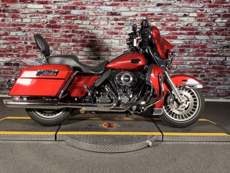 Harley-Davidson® Ultra Classic® Electra Glide® 2013 FLHTCU EMBR RED SUNGLO W/ PINSTRIP