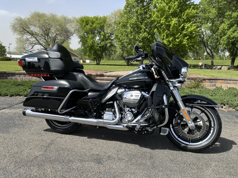 2017 Harley-Davidson® Ultra Limited Low Vivid Black