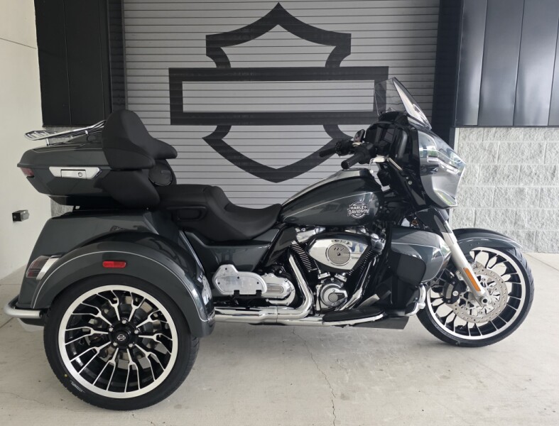 2026 Harley-Davidson® Street Glide 3 Limited Iron Horse Metallic Chrome Trim