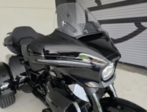 2026 Harley-Davidson® Street Glide 3 Limited Vivid Black Black Trim thumb 2