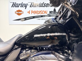 2021 FLHTK Harley-Davidson® Ultra Limited Vivid Black - Chrome Finish thumb 2
