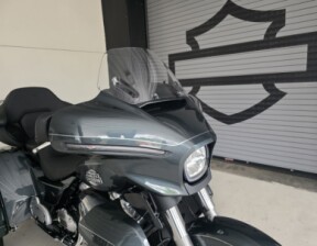 2026 Harley-Davidson® Street Glide 3 Limited Iron Horse Metallic Chrome Trim thumb 2