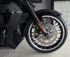 2026 Harley-Davidson® Street Glide 3 Limited Vivid Black Black Trim thumb 1