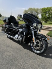 2017 Harley-Davidson® Ultra Limited Low Vivid Black thumb 2