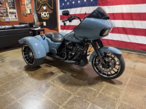 Harley-Davidson® Road Glide 3 2024 FLTRT SHARKSKIN W/ PINSTRIPE thumb 2