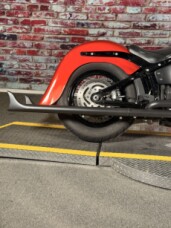 Harley-Davidson® Street Bob® 2019 FXBB BLACK W/PINSTRIPE thumb 0