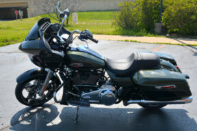 2026 Harley-Davidson® Road Glide® Olive Steel Metallic / Vivid Black Chrome Trim thumb 2