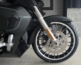 2026 Harley-Davidson® Street Glide 3 Limited Iron Horse Metallic Chrome Trim thumb 1