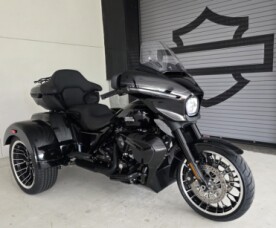 2026 Harley-Davidson® Street Glide 3 Limited Vivid Black Black Trim thumb 3
