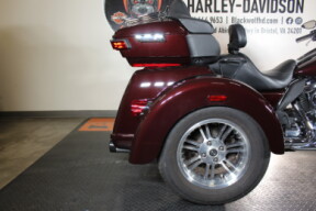 2022 Harley-Davidson® Tri Glide® Ultra FLHTCUTG thumb 3